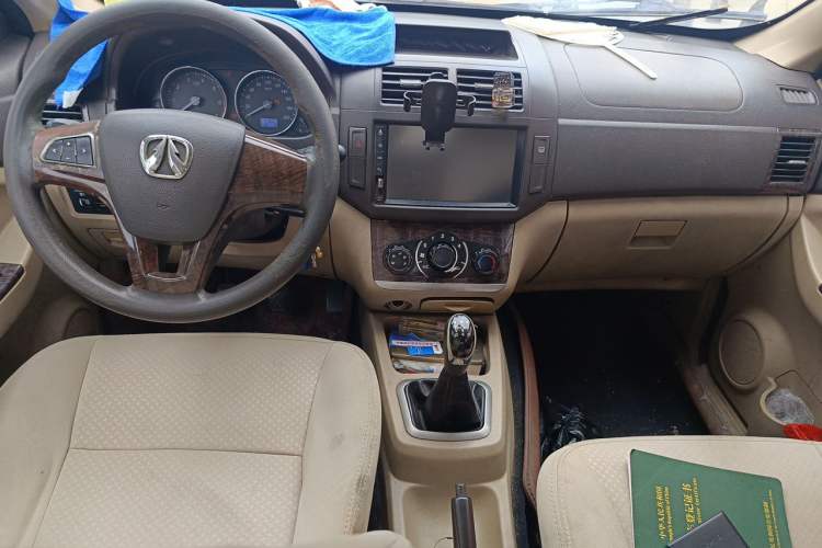 Used BAIC Weiwang M30 2015 1.5L Comfort Version BJ415B Center Console