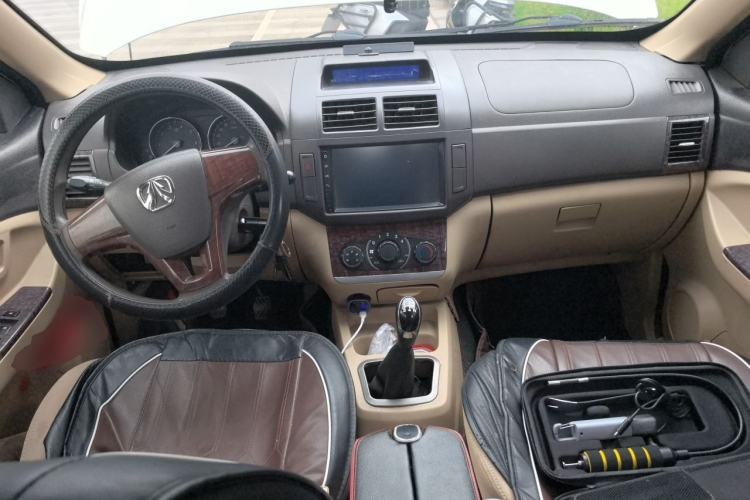 Used BAIC Weiwang M30 2015 1.5L Basic Version BJ415B Center Console