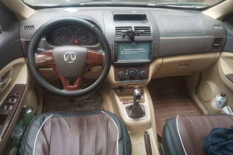 Used BAIC Weiwang M30 2015 1.5L Basic Version DAM15 Center Console
