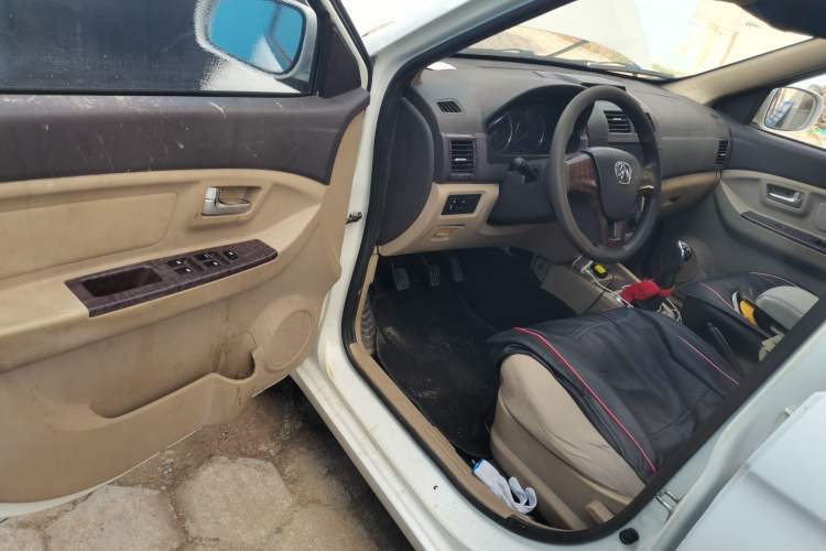 Used BAIC Weiwang M30 2015 1.5L Basic Version DAM15 Driver Seat