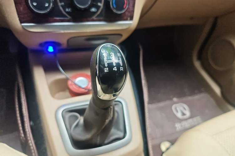 Used BAIC Weiwang M30 2015 1.5L Basic Version DAM15 Gear Lever