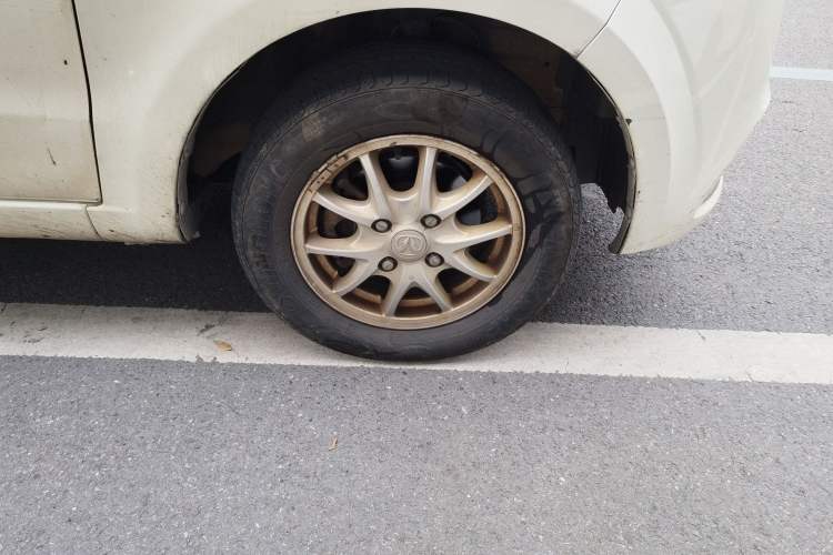 Used BAIC Weiwang M30 2015 1.5L Comfort Version BJ415B Right Front Wheel Hub