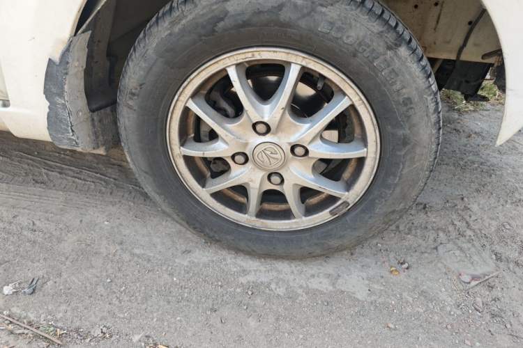 Used BAIC Weiwang M30 2015 1.5L Comfort version DAM15 Right Front Wheel Hub