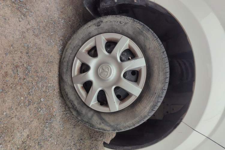 Used BAIC Weiwang M30 2015 1.5L Basic Version DAM15 Right Front Wheel Hub