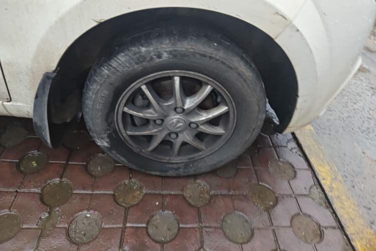 Used BAIC Weiwang M30 2015 1.5L Comfort version DAM15 Right Front Wheel Hub