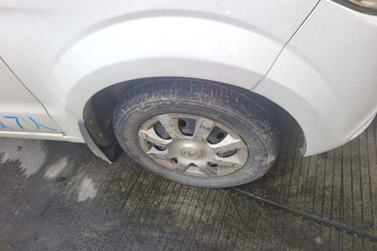 Used BAIC Weiwang M30 2015 1.5L Basic Version BJ415B Right Front Wheel Hub