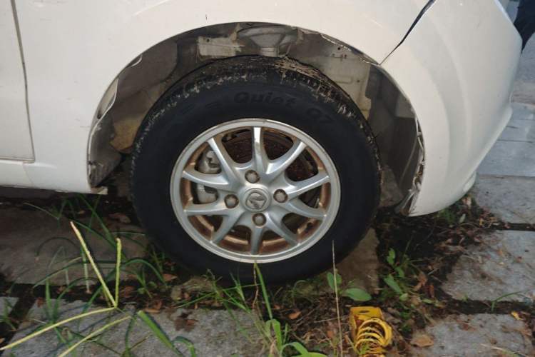 Used BAIC Weiwang M30 2015 1.5L Basic Version DAM15 Right Front Wheel Hub