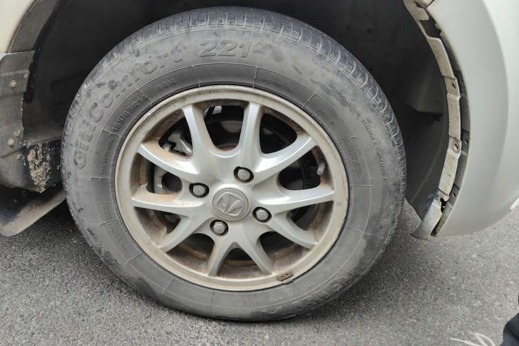 Used BAIC Weiwang M30 2015 1.5L Comfort version DAM15 Right Front Wheel Hub