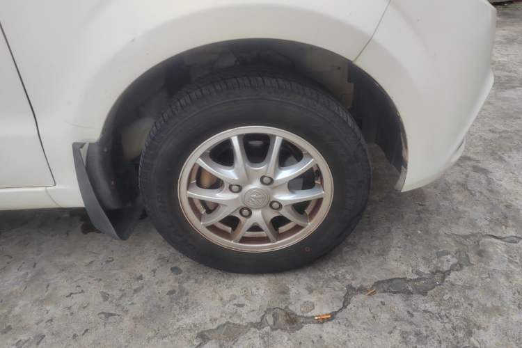 Used BAIC Weiwang M30 2015 1.5L Comfort version DAM15 Right Front Wheel Hub