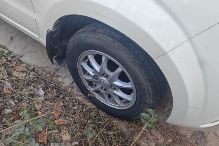 Used BAIC Weiwang M30 2015 1.5L Comfort version DAM15 Right Front Wheel Hub