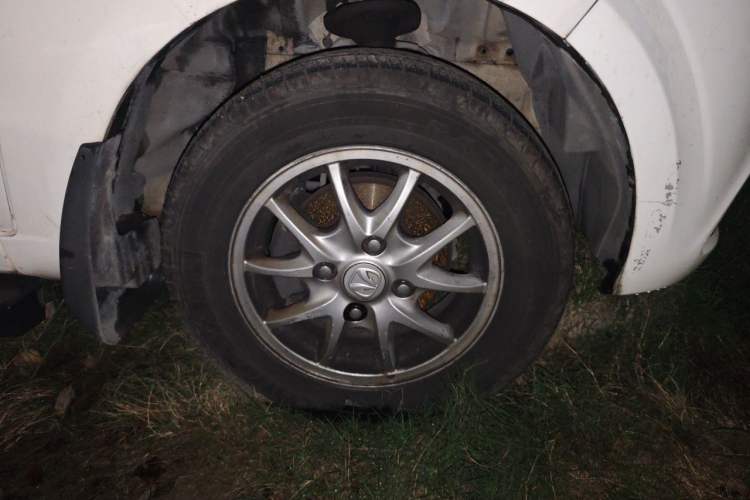 Used BAIC Weiwang M30 2015 1.5L Comfort version DAM15 Right Front Wheel Hub