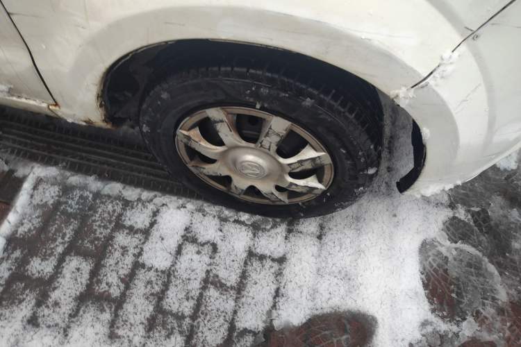 Used BAIC Weiwang M30 2015 1.5L Basic Version DAM15 Right Front Wheel Hub