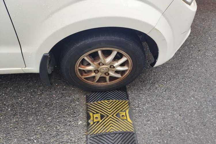Used BAIC Weiwang M30 2015 1.5L Comfort version DAM15 Right Front Wheel Hub
