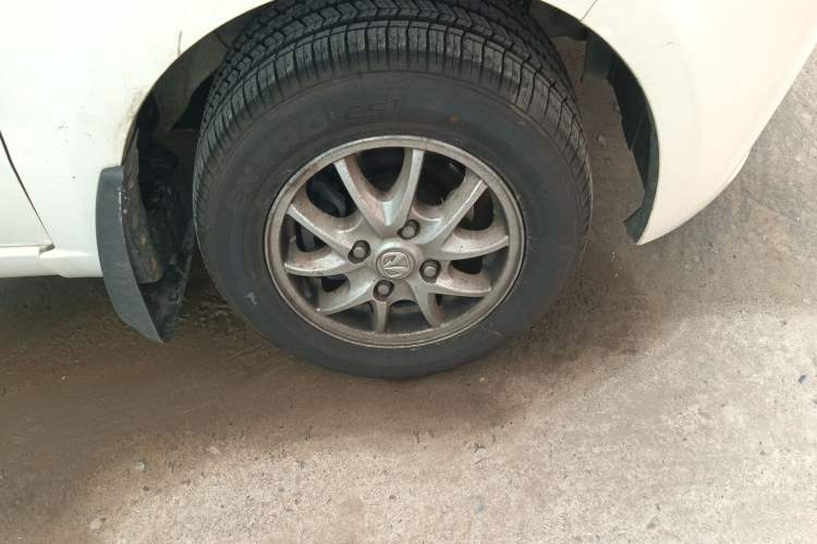 Used BAIC Weiwang M30 2015 1.5L Comfort version DAM15 Right Front Wheel Hub