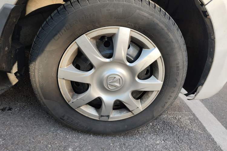 Used BAIC Weiwang M30 2015 1.5L Basic Version DAM15 Right Front Wheel Hub