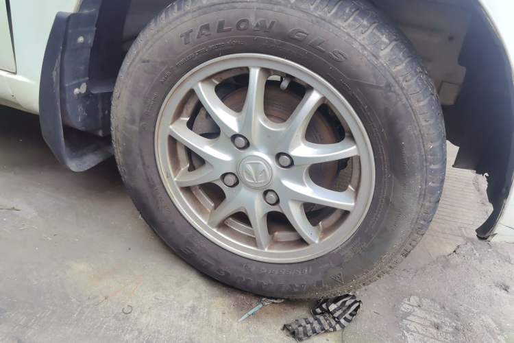 Used BAIC Weiwang M30 2015 1.5L Comfort version DAM15 Right Front Wheel Hub