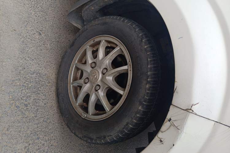 Used BAIC Weiwang M30 2015 1.5L Comfort Version BJ415B Right Front Wheel Hub