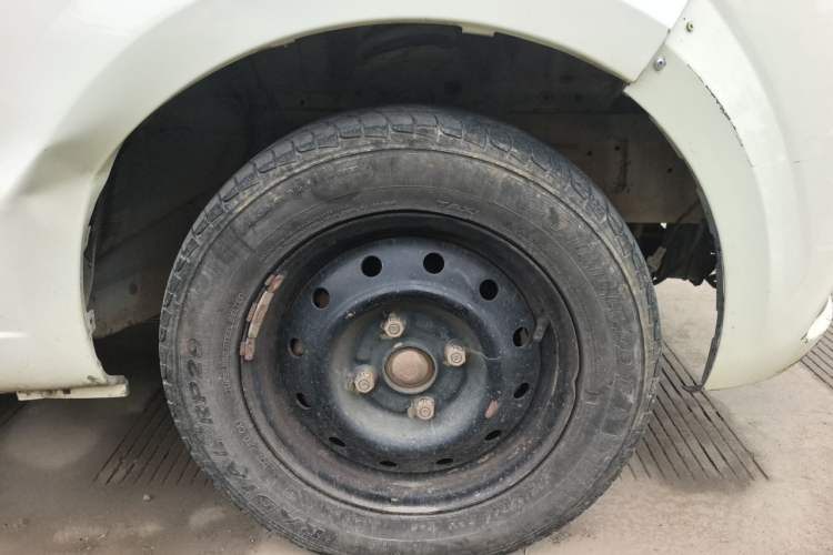 Used BAIC Weiwang M30 2015 1.5L Basic Version BJ415B Right Front Wheel Hub