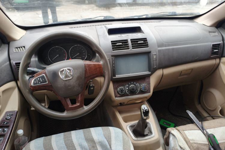 Used BAIC Weiwang M30 2015 1.5L Comfort version DAM15 Center Console
