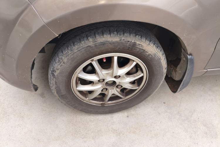 Used BAIC Weiwang M30 2015 1.5L Comfort version DAM15 Left Front Wheel Hub