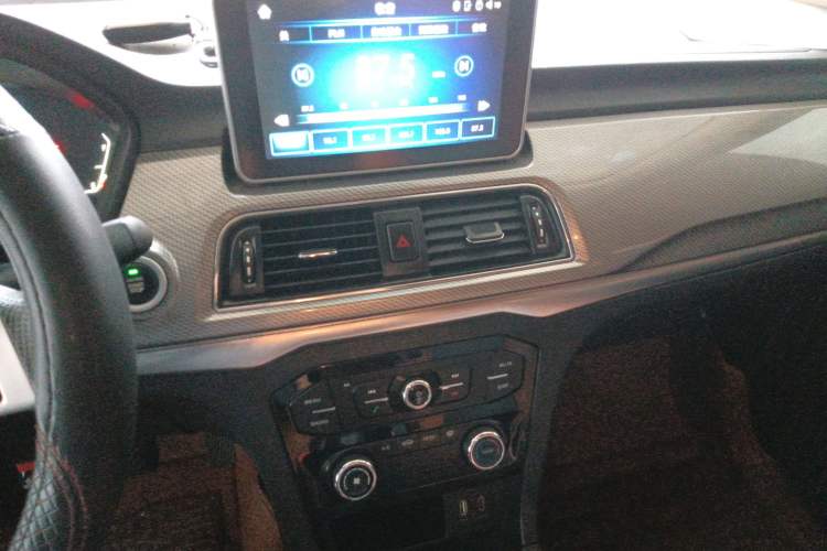 Used BAIC Weiwang M50F 2017 1.5L Comfort Edition Audio And AC Panel