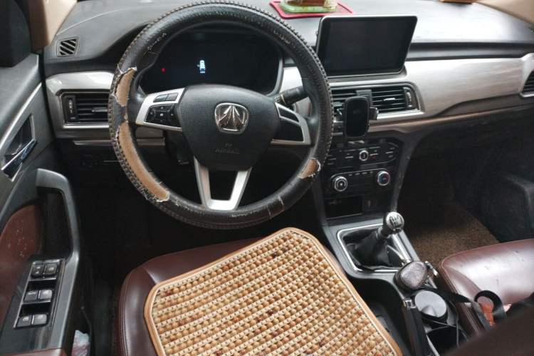 Used BAIC Weiwang M50F 2017 1.3T Comfort Edition Center Console