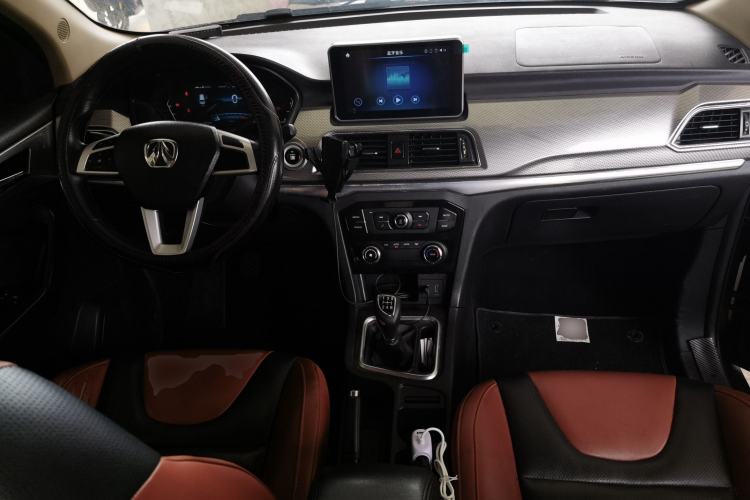 Used BAIC Weiwang M50F 2017 1.5L Comfort Edition Center Console