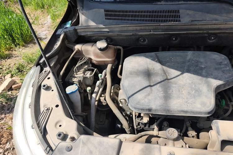 Used BAIC Weiwang M50F 2017 1.3T Standard Model Engine Bay Right
