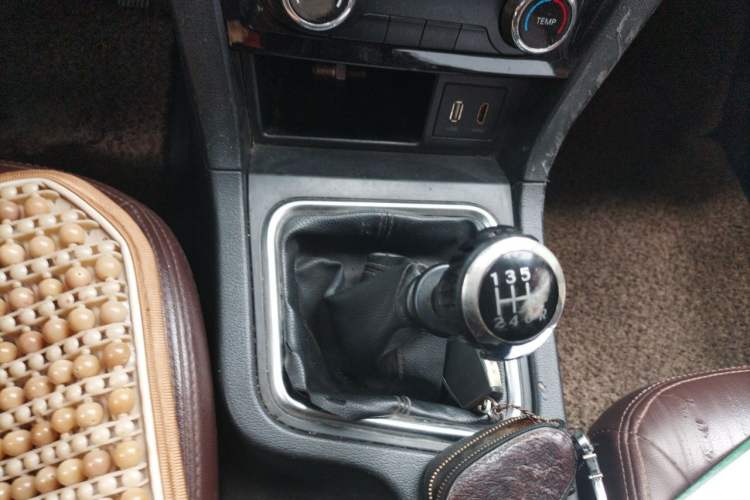 Used BAIC Weiwang M50F 2017 1.3T Comfort Edition Gear Lever