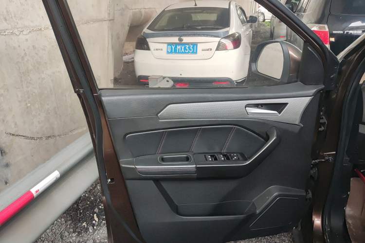 Used BAIC Weiwang M50F 2017 1.5L Standard Model Interior 7
