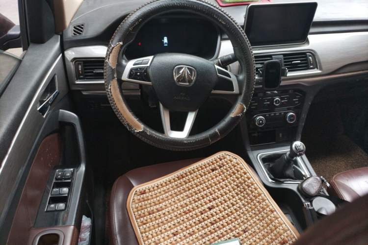 Used BAIC Weiwang M50F 2017 1.3T Comfort Edition Steering Wheel