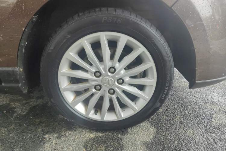 Used BAIC Weiwang M50F 2017 1.5L Luxury Model Right Front Wheel Hub