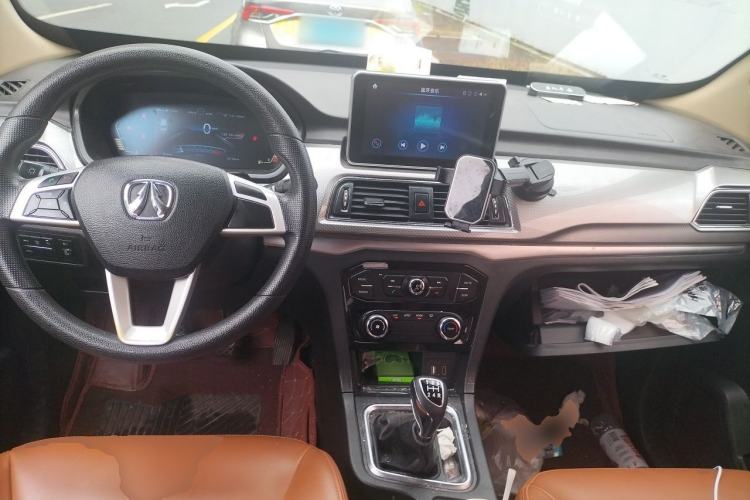Used BAIC Weiwang M50F 2017 1.5L Luxury Model Center Console