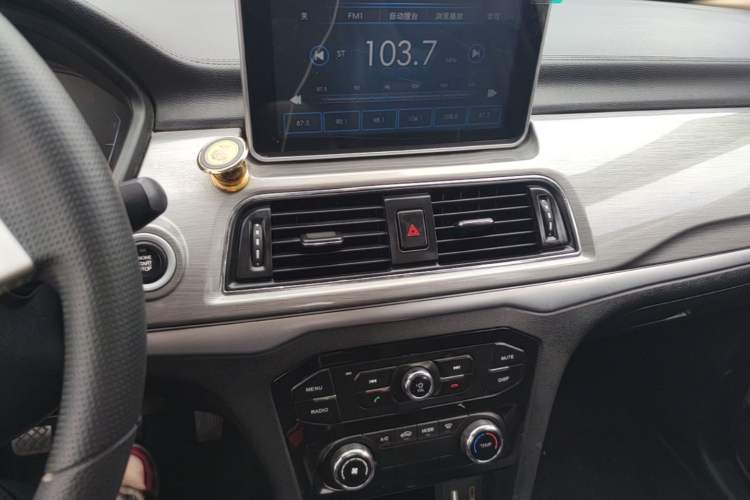 Used BAIC Weiwang M50F 2017 1.3T Standard Model Audio And AC Panel