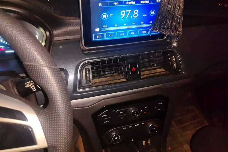Used BAIC Weiwang M50F 2017 1.5L Comfort Edition Audio And AC Panel