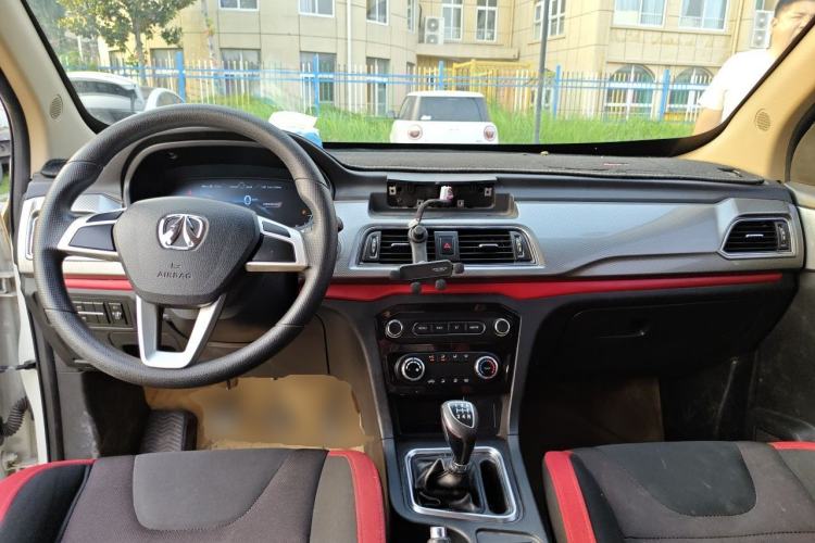 Used BAIC Weiwang M50F 2017 1.5L Standard Model Center Console