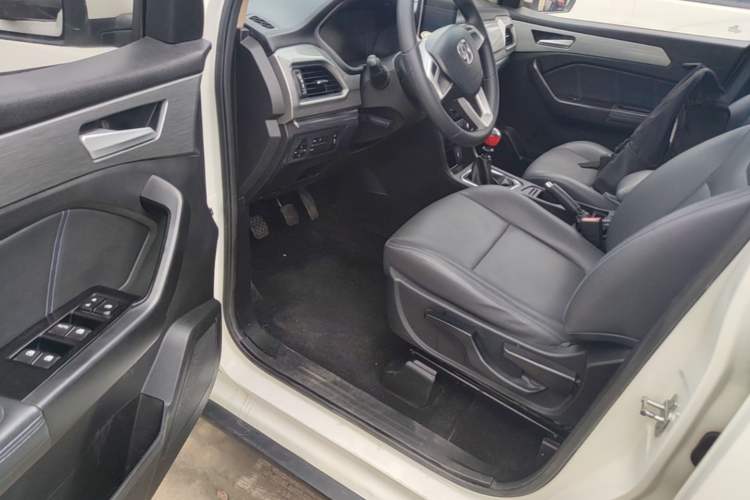 Used BAIC Weiwang M50F 2017 1.3T Standard Model Driver Seat