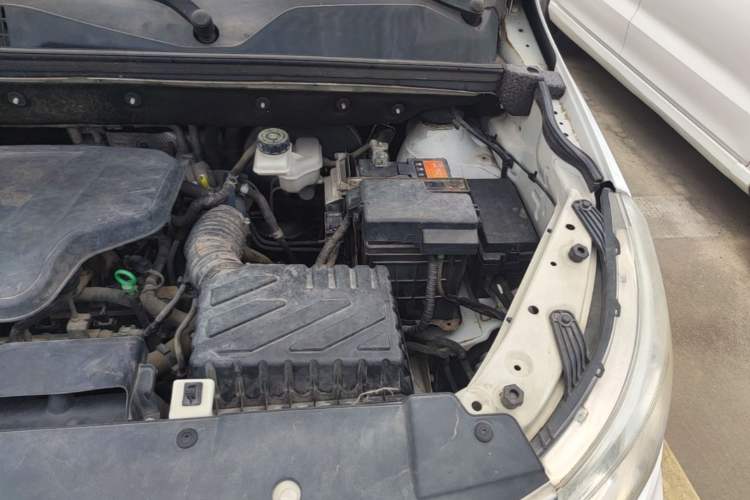 Used BAIC Weiwang M50F 2017 1.3T Standard Model Engine Bay Left