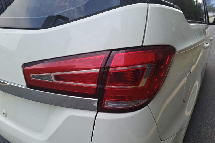Used BAIC Weiwang M50F 2017 1.5L Standard Model Exterior 2