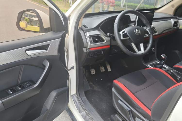 Used BAIC Weiwang M50F 2017 1.5L Standard Model Interior 4