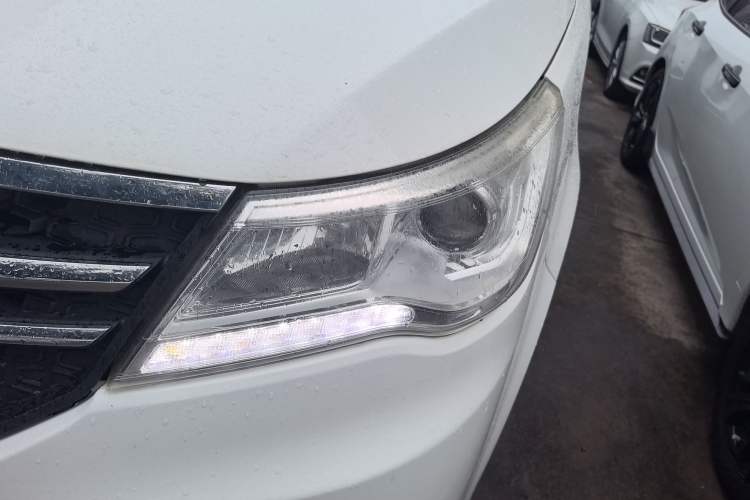 Used BAIC Weiwang M50F 2017 1.3T Standard Model Left Front Headlight