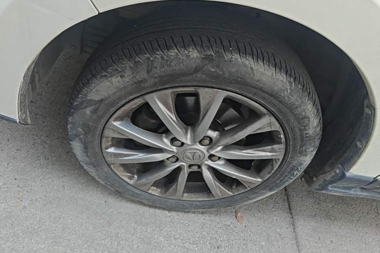 Used BAIC Weiwang M50F 2017 1.5L Standard Model Left Front Wheel Hub