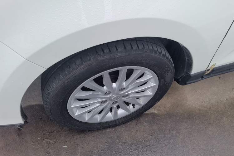 Used BAIC Weiwang M50F 2017 1.3T Standard Model Left Front Wheel Hub