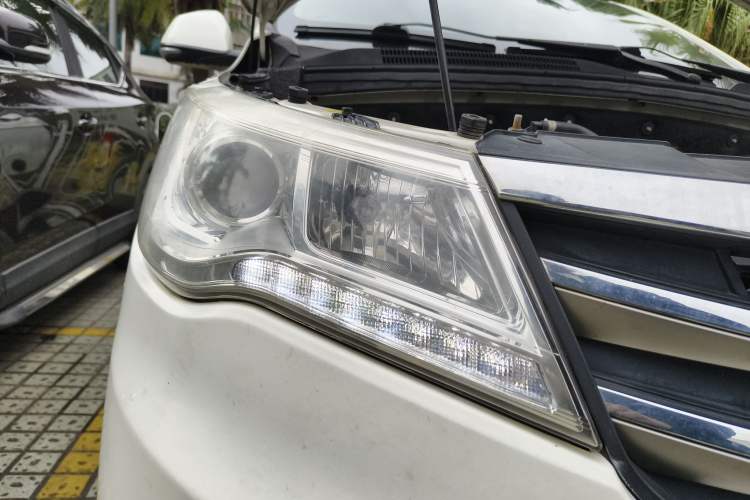Used BAIC Weiwang M50F 2017 1.5L Comfort Edition Right Front Headlight