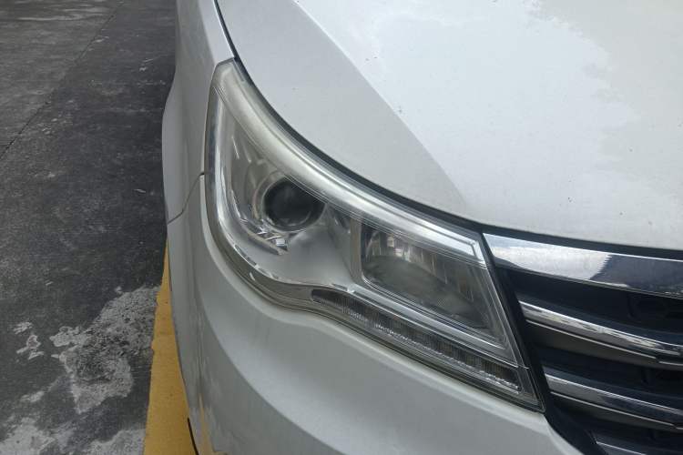 Used BAIC Weiwang M50F 2017 1.5L Comfort Edition Right Front Headlight