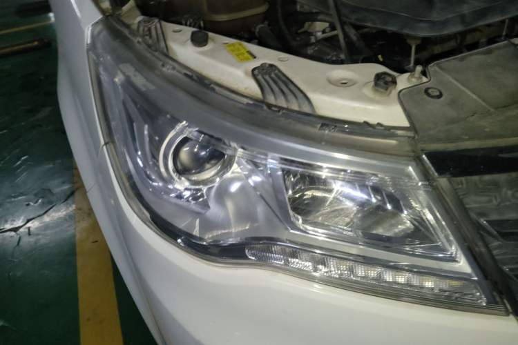 Used BAIC Weiwang M50F 2017 1.3T Comfort Edition Right Front Headlight