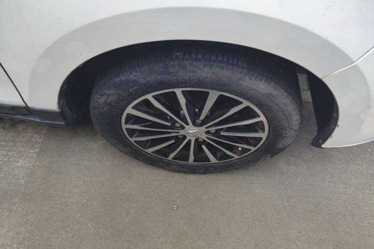 Used BAIC Weiwang M50F 2017 1.3T Standard Model Right Front Wheel Hub