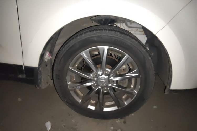 Used BAIC Weiwang M50F 2017 1.5L Luxury Model Right Front Wheel Hub