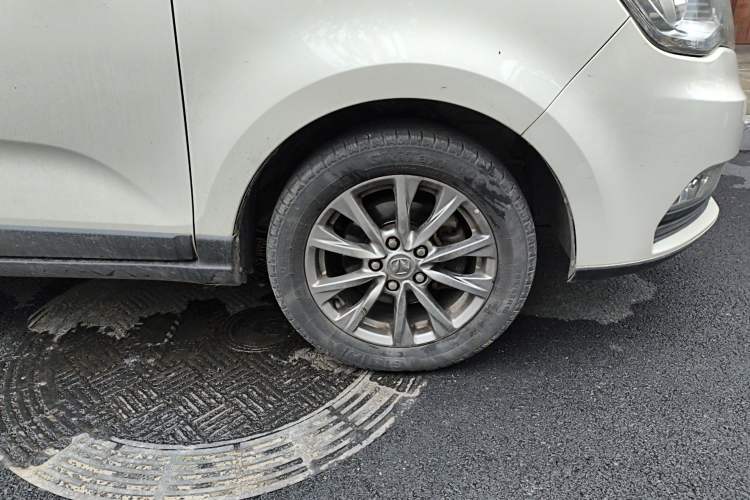 Used BAIC Weiwang M50F 2017 1.5L Comfort Edition Right Front Wheel Hub