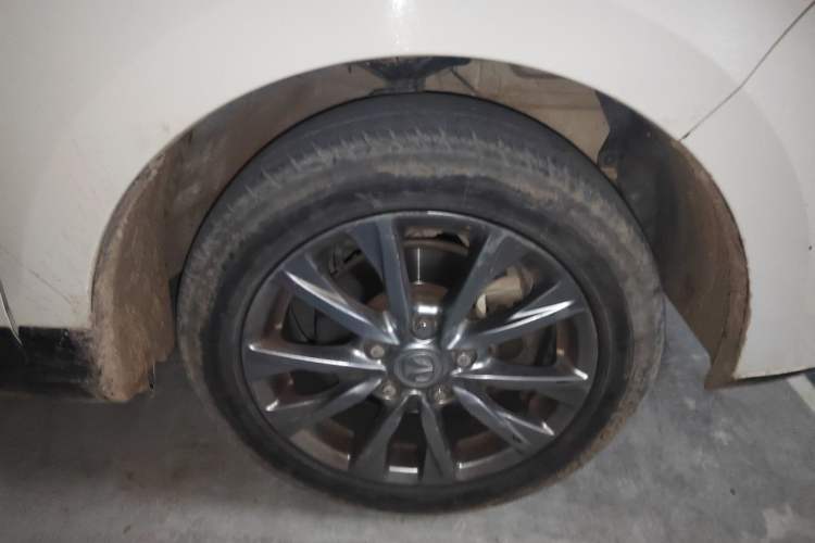 Used BAIC Weiwang M50F 2017 1.5L Comfort Edition Right Front Wheel Hub